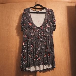 TORRID SIZE1 Cute Blouse with pink and while flowers